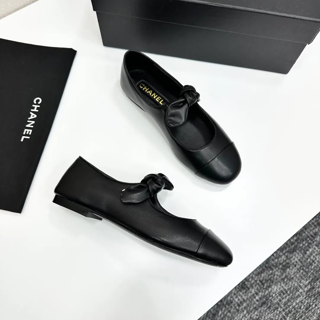 💕💕Factory direct selling price p480💕💕 Chanel 25C Early Spring Mary Jane Shoes Series This season’s shoes are all great! The pure black Mary Jane is very comfortable on the feet and the upper leather is also very soft, so you don’t have to worry about rubbing your feet. The bunny ears are also very cute, and the black and white color matching and black fabric cover are very nice. Upper cowhide, inner sheepskin, leather outsole Size: 35-39 40/41 customized